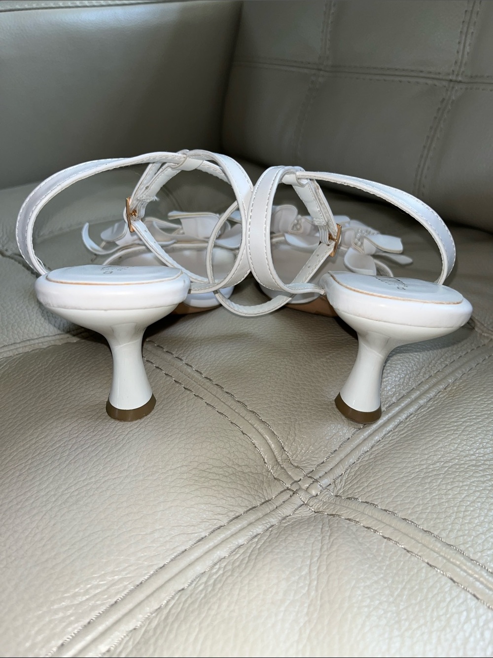 Dream Pairs White Floral Appliqué Ankle Strap Sandals Size 8 - Picture 7 of 7